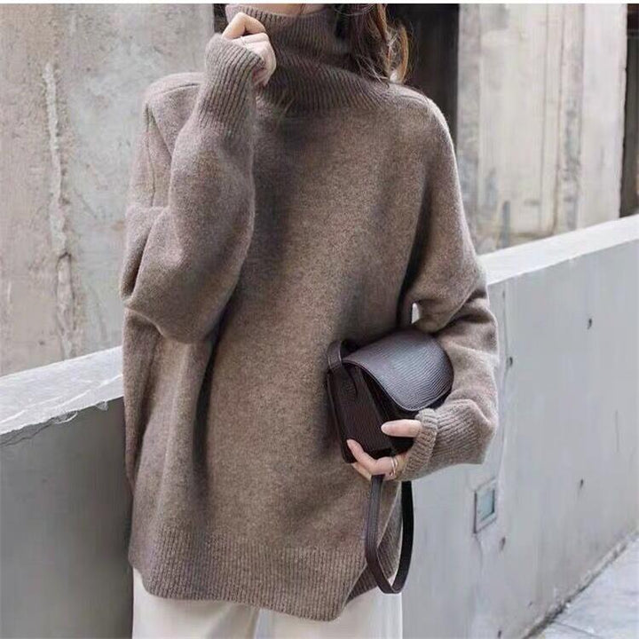 Women’s loose-fit cashmere turtleneck sweater in soft knit for autumn