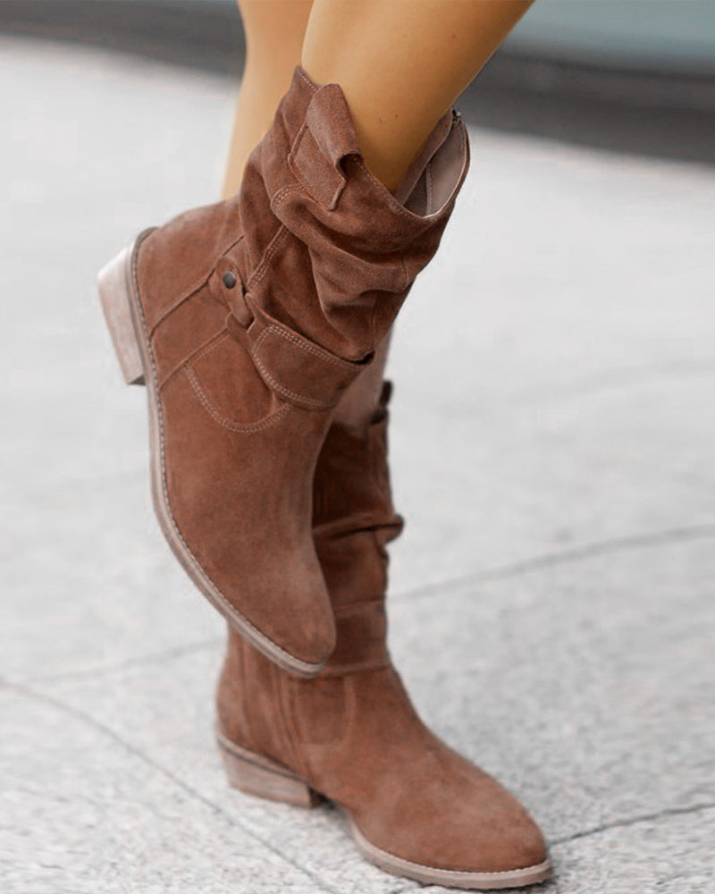 Bottines en suede élégantes avec un talon bas chic et une fermeture éclair pratique.