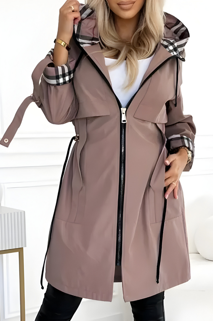 Parka femme légère et élégante, à coupe moderne, pour un automne de transition, casual.