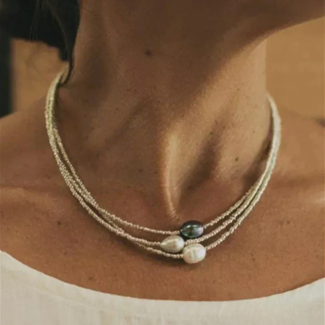 Classic and elegant women's pearl necklace, autumn style