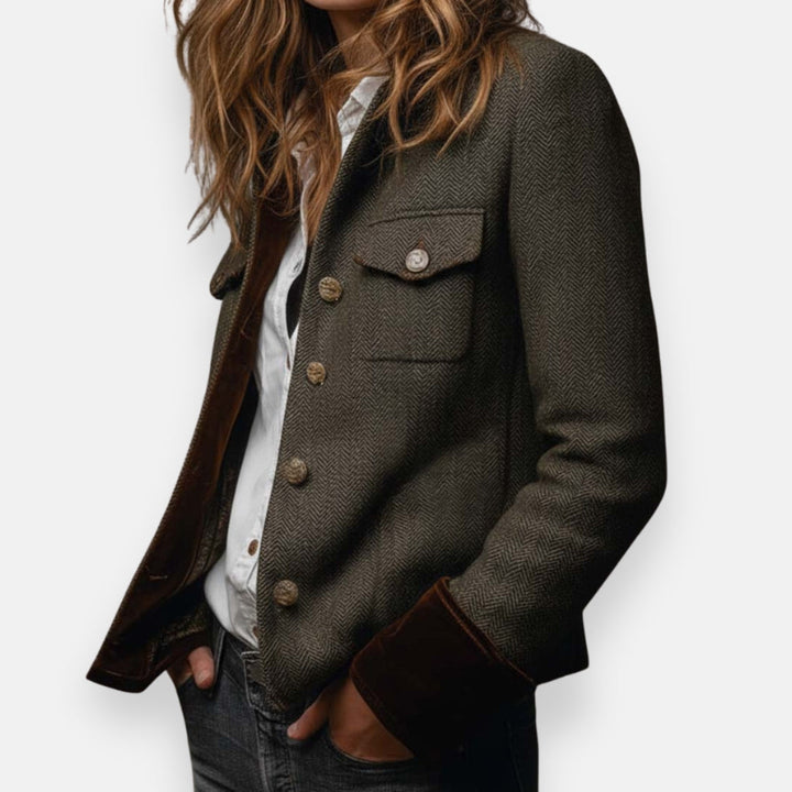 Elegant tweed blazer for women, ideal for everyday outfits in autumn