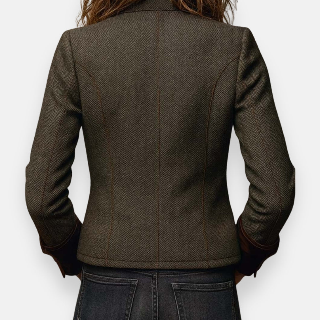 Elegant tweed blazer for women, ideal for everyday outfits in autumn