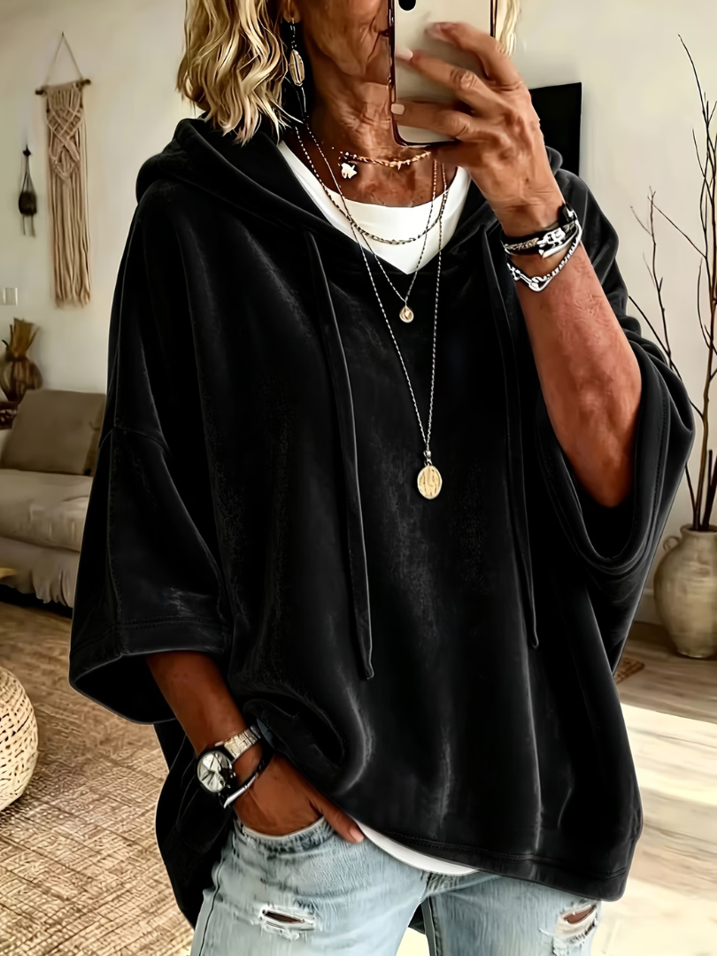 Oversized women’s hoodie for fall, ideal for everyday looks and layered outfits