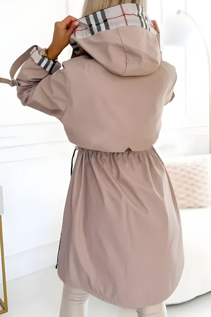 Parka femme légère et élégante, à coupe moderne, pour un automne de transition, casual.