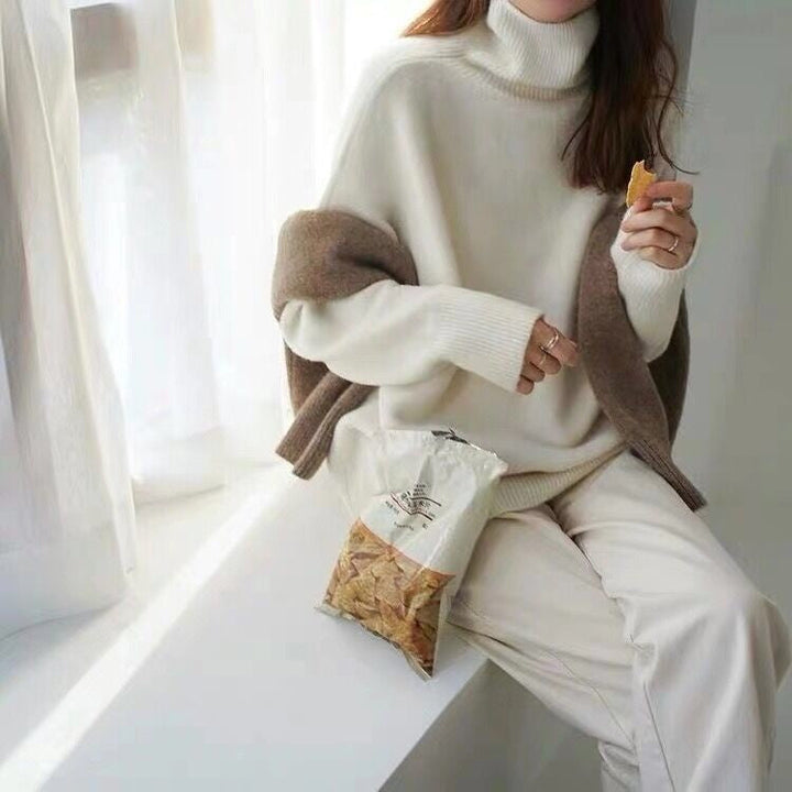 Women’s loose-fit cashmere turtleneck sweater in soft knit for autumn
