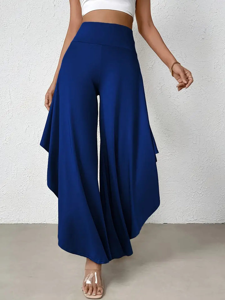 Chic Ingrid - Flared pants: wide legs and trendy asymmetrical hem