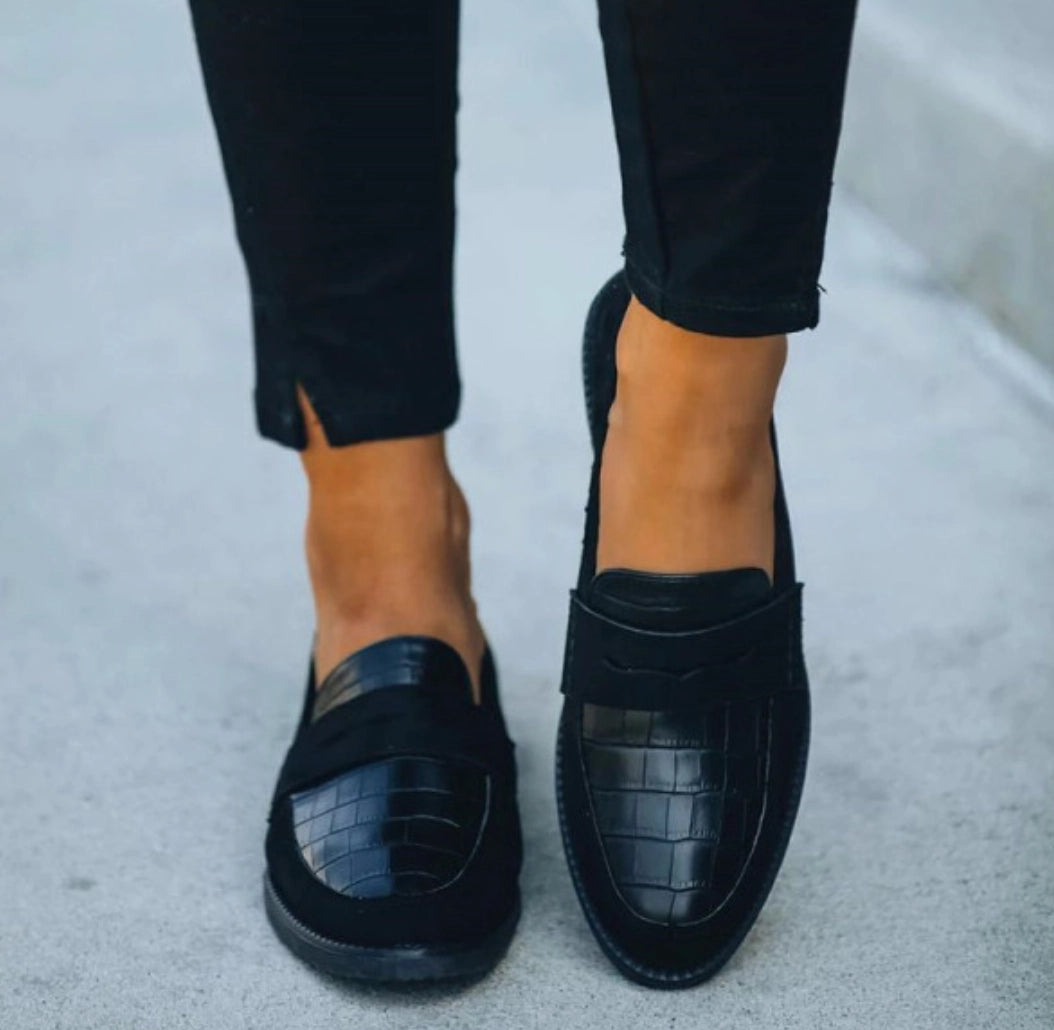 https://cdn.shopify.com/s/files/1/0998/9200/3147/files/Avencea_black_crocodile_loafers_for_wo_51193698.jpg?v=1766839668