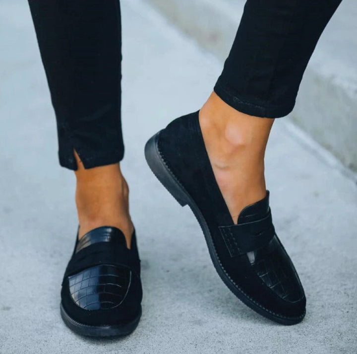 https://cdn.shopify.com/s/files/1/0998/9200/3147/files/Avencea_black_crocodile_loafers_for_wo_76113257.jpg?v=1766839668