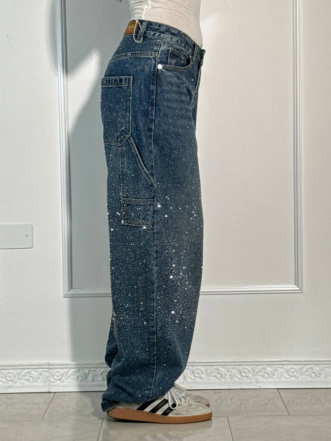 https://cdn.shopify.com/s/files/1/0998/9200/3147/files/Balloon_carpenter_shiny_denim_jeans_1.jpg?v=1766665913