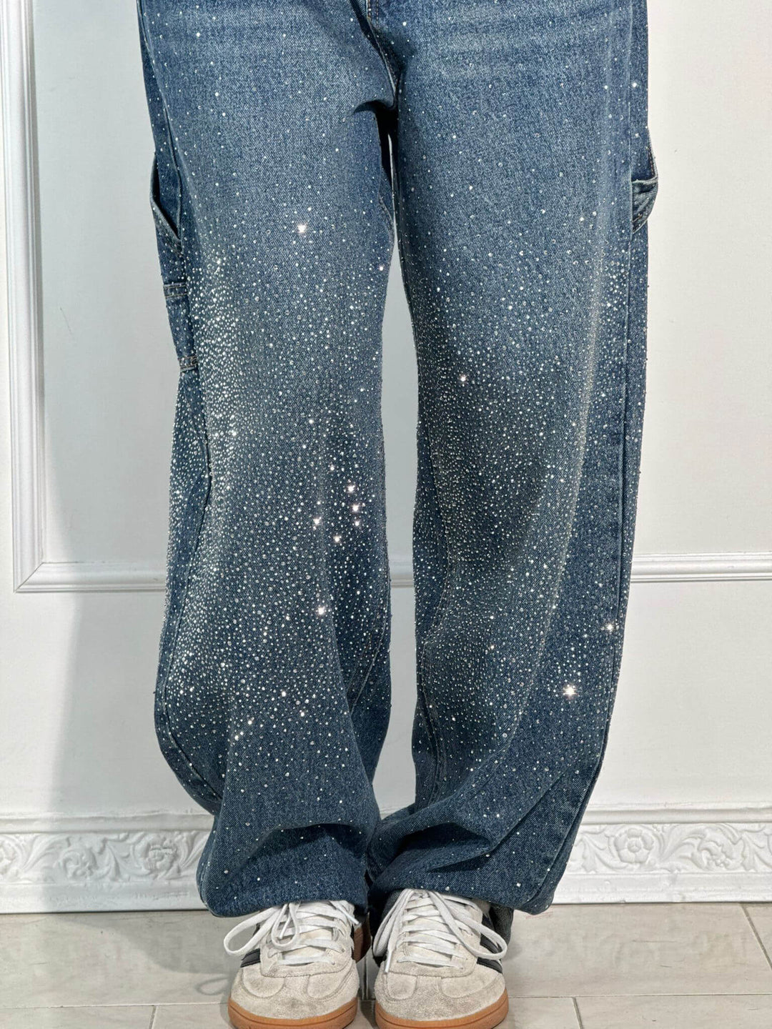 https://cdn.shopify.com/s/files/1/0998/9200/3147/files/Balloon_carpenter_shiny_denim_jeans_3.jpg?v=1766665912