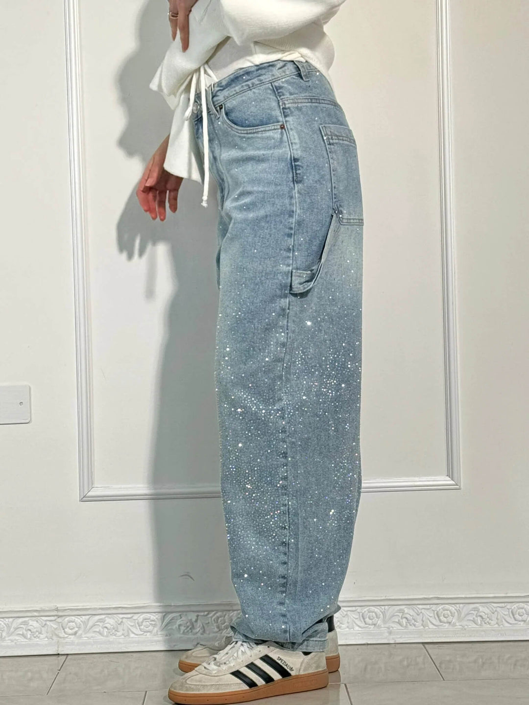 https://cdn.shopify.com/s/files/1/0998/9200/3147/files/Balloon_carpenter_shiny_denim_jeans_6.jpg?v=1766665912