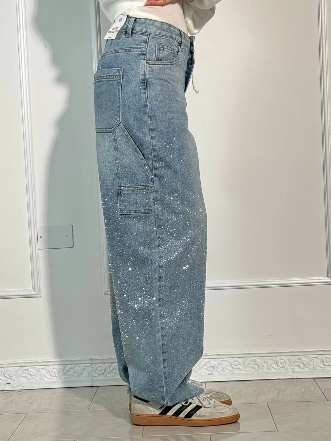 https://cdn.shopify.com/s/files/1/0998/9200/3147/files/Balloon_carpenter_shiny_denim_jeans_7.jpg?v=1766665912