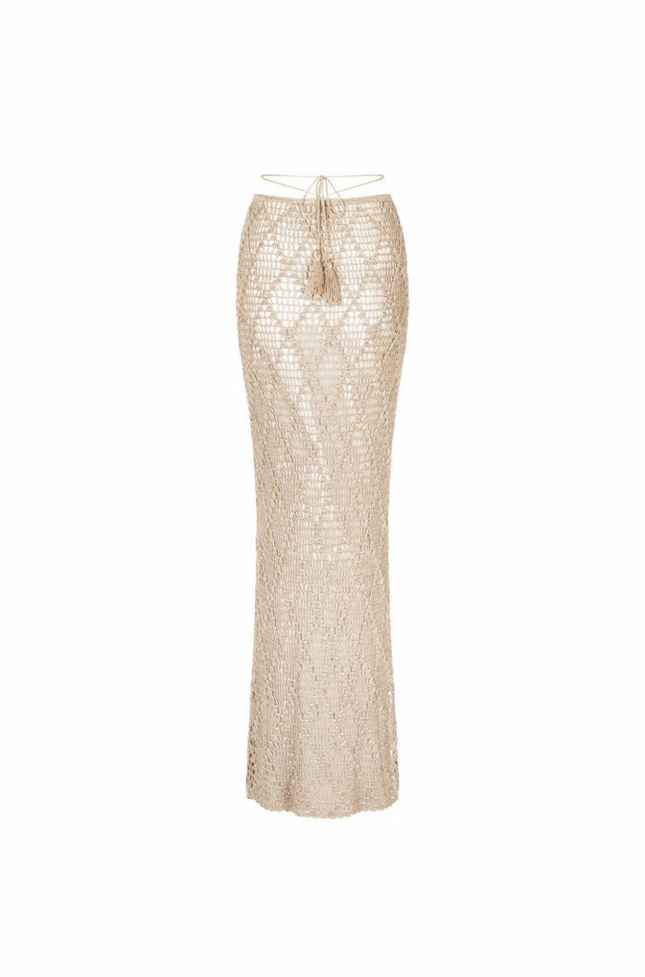 Ensemble d'été élégant beige avec un crop top tendance et une longue jupe stylée pour un look frais et estival.