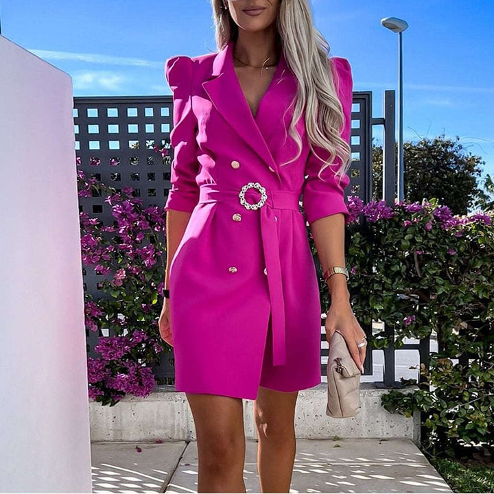 Élégance Épice | Robe-blazer élégante avec boucle et boutons pour un look raffiné.
