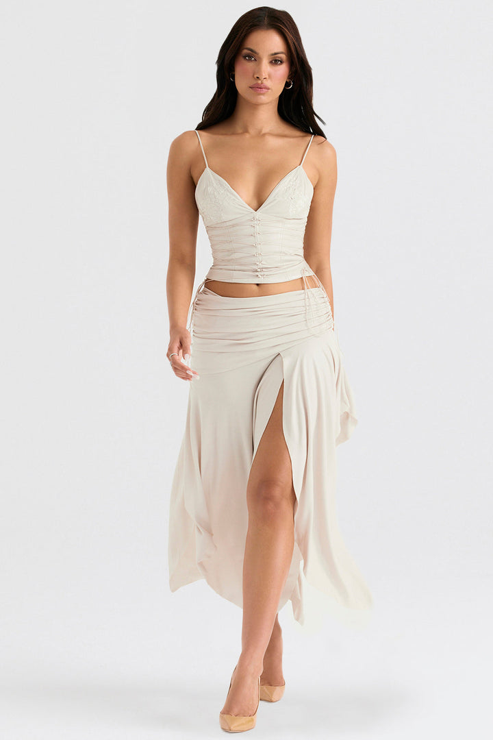 Korsett élégant en Broderie Anglais avec une jupe maxi fluide pour un look stylé.