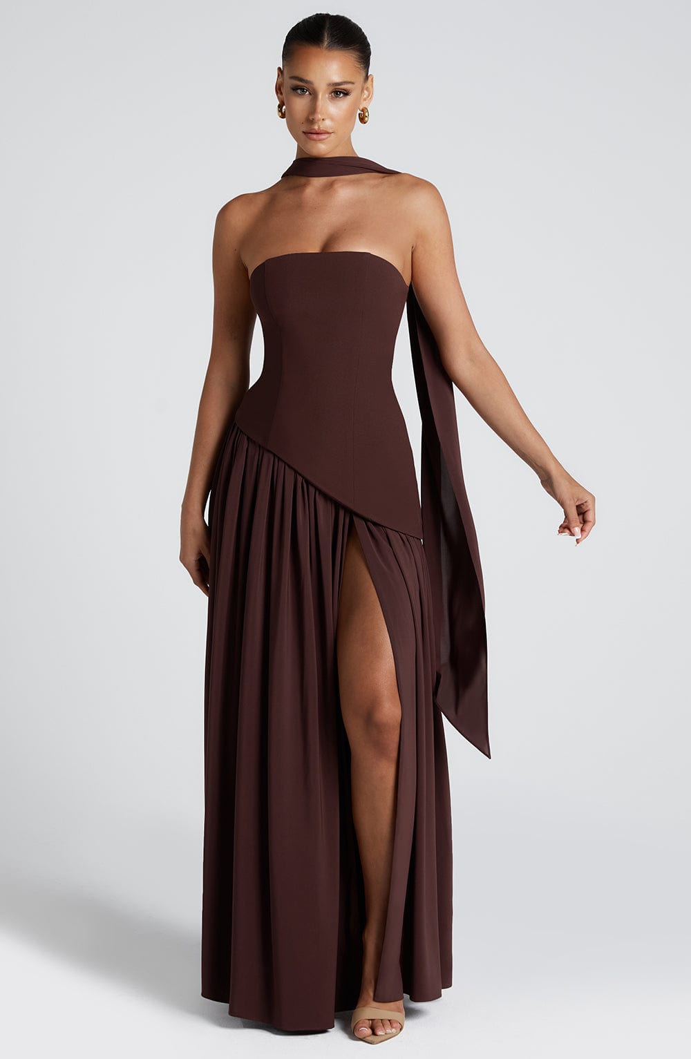 https://cdn.shopify.com/s/files/1/0998/9200/3147/files/Elegant_Strapless_White_Maxi_Dress_with_Asymmetric_Waist_and_High_Slit__Perfect_for_Summer_Events_4.jpg?v=1766661062