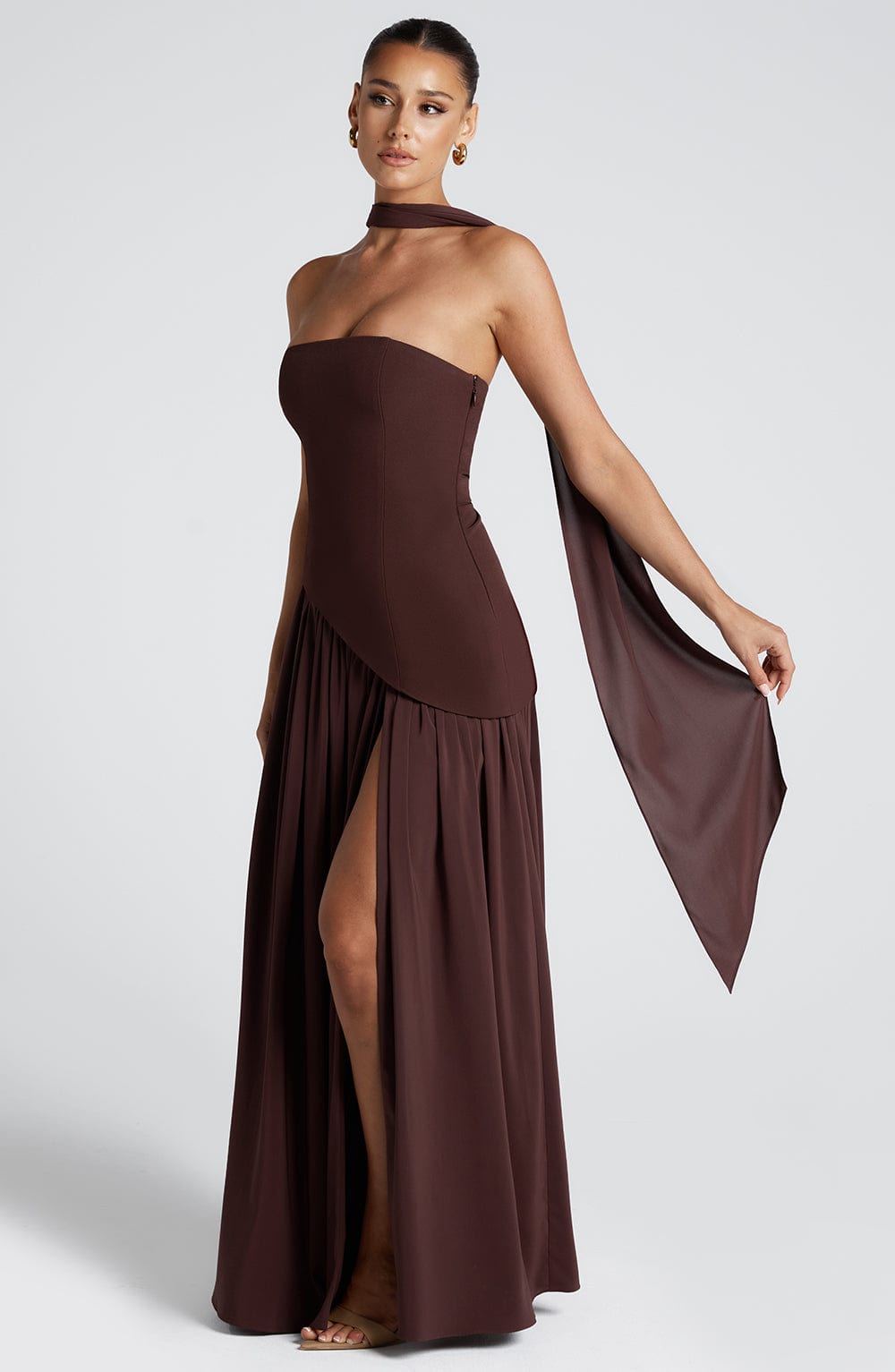 https://cdn.shopify.com/s/files/1/0998/9200/3147/files/Elegant_Strapless_White_Maxi_Dress_with_Asymmetric_Waist_and_High_Slit__Perfect_for_Summer_Events_5.jpg?v=1766661062