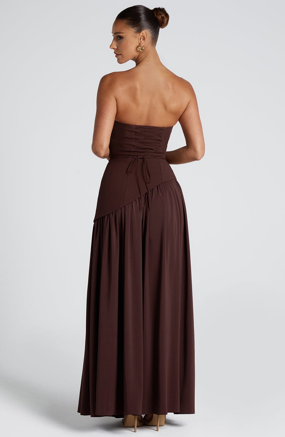 https://cdn.shopify.com/s/files/1/0998/9200/3147/files/Elegant_Strapless_White_Maxi_Dress_with_Asymmetric_Waist_and_High_Slit__Perfect_for_Summer_Events_7.jpg?v=1766661062