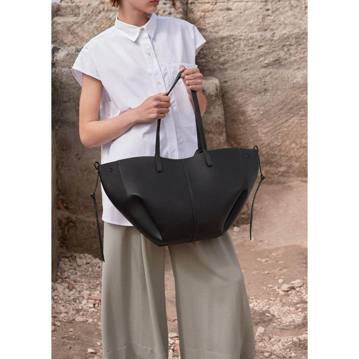 Spacious women's leather tote bag for laptop, ideal for autumn and work