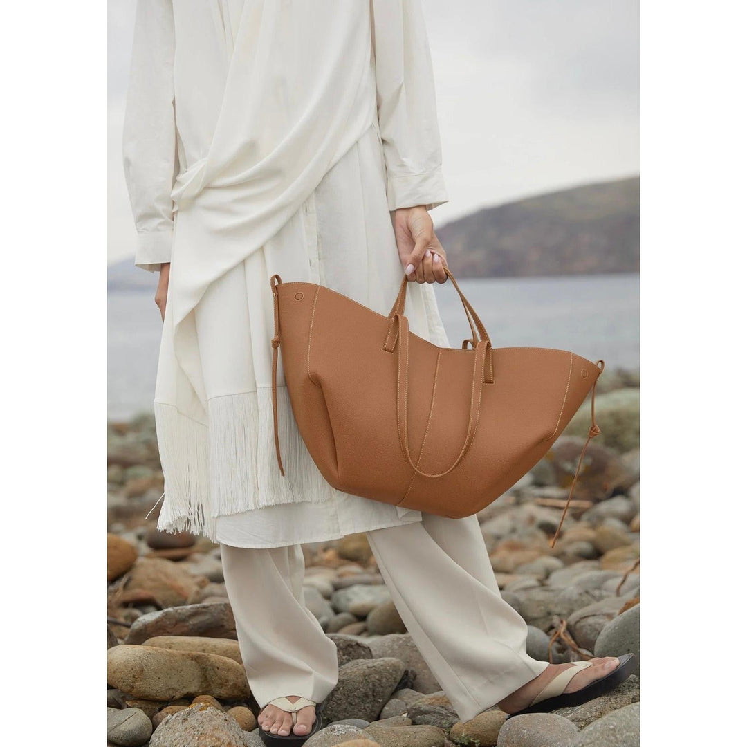 Spacious women's leather tote bag for laptop, ideal for autumn and work
