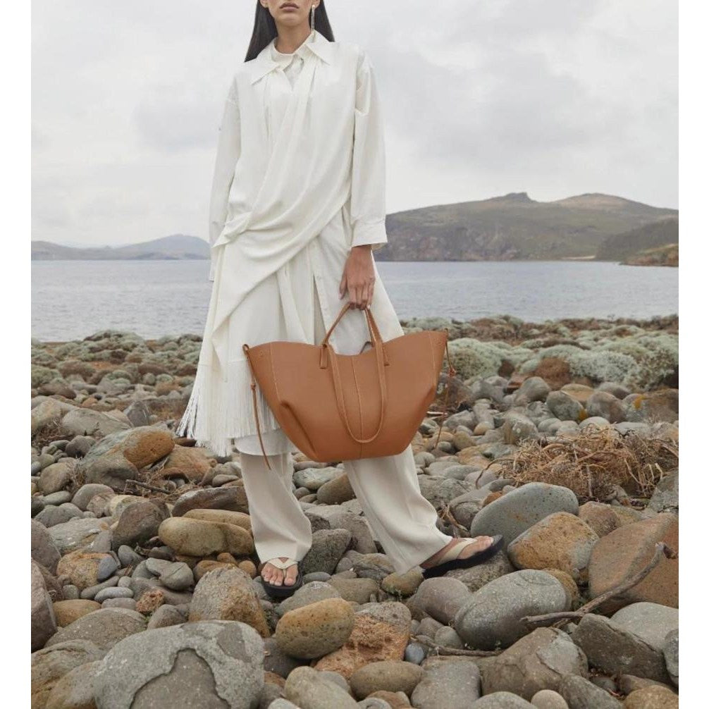 Spacious women's leather tote bag for laptop, ideal for autumn and work