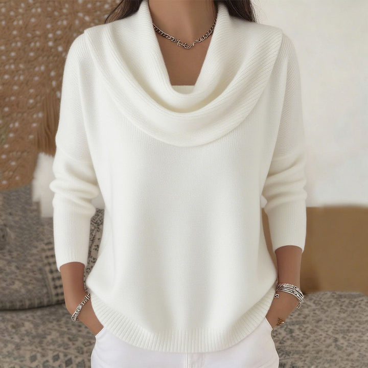 Women's knitted pullover with an elegant neckline for autumn, ideal for everyday outfits.
