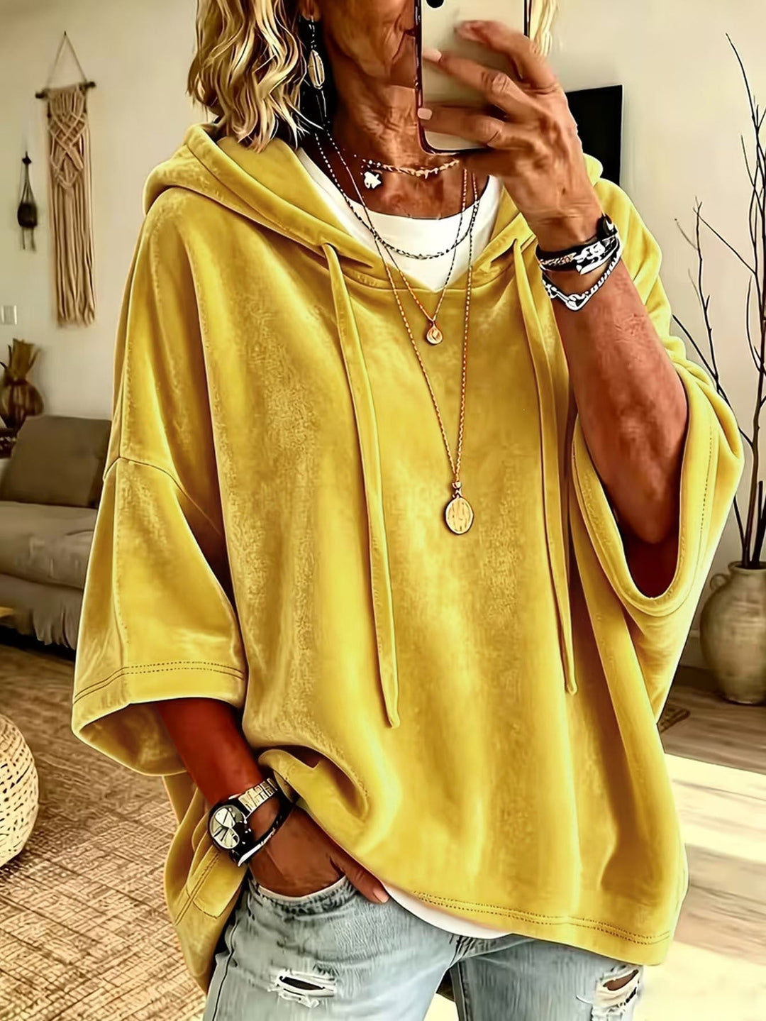 Oversized women’s hoodie for fall, ideal for everyday looks and layered outfits