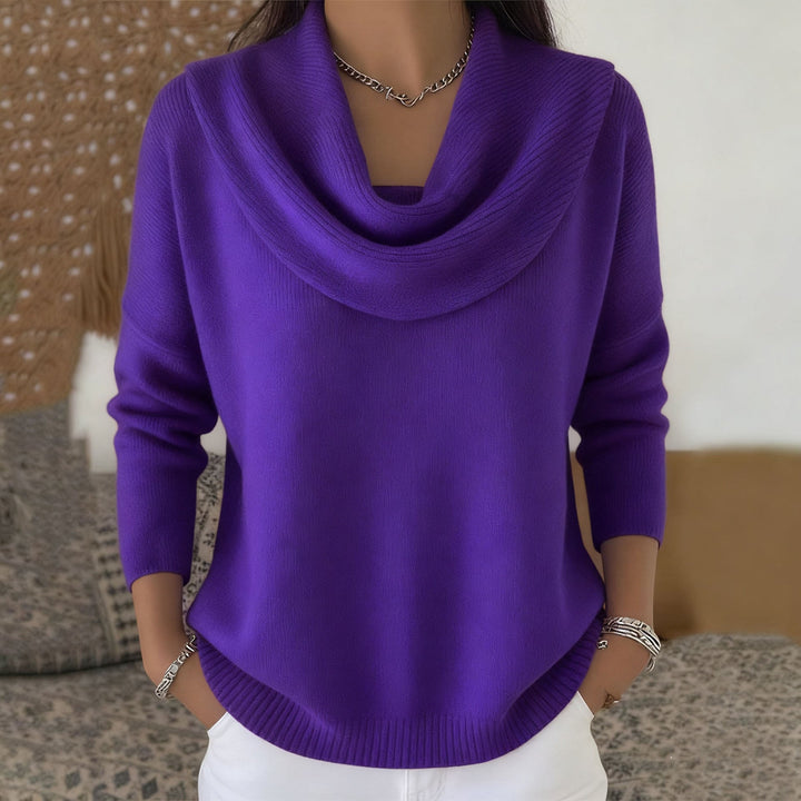 Women's knitted pullover with an elegant neckline for autumn, ideal for everyday outfits.