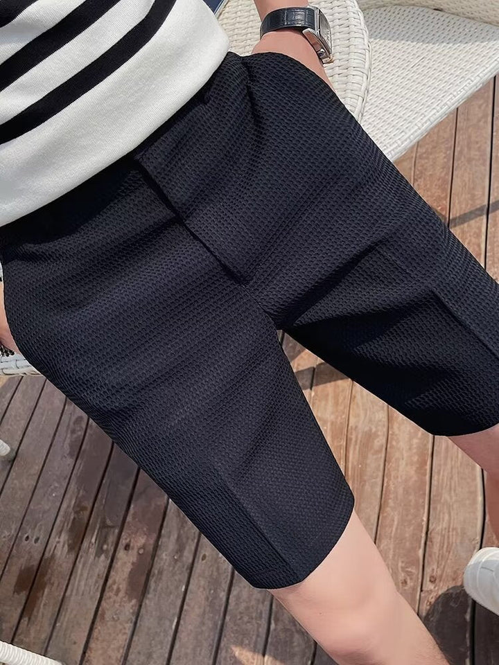 Shorts élégants pour hommes en slim fit, en tissu tissé texturé, avec taille à boutons ajustable et longueur genou confortable avec passants de ceinture.