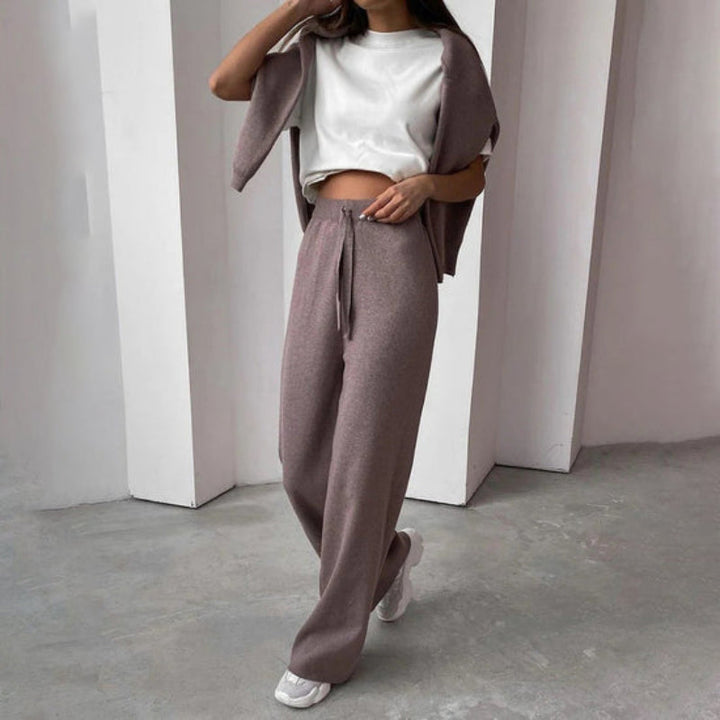 Ensemble femme en tricot avec pull col roulé pour la fin de l’été et l’automne