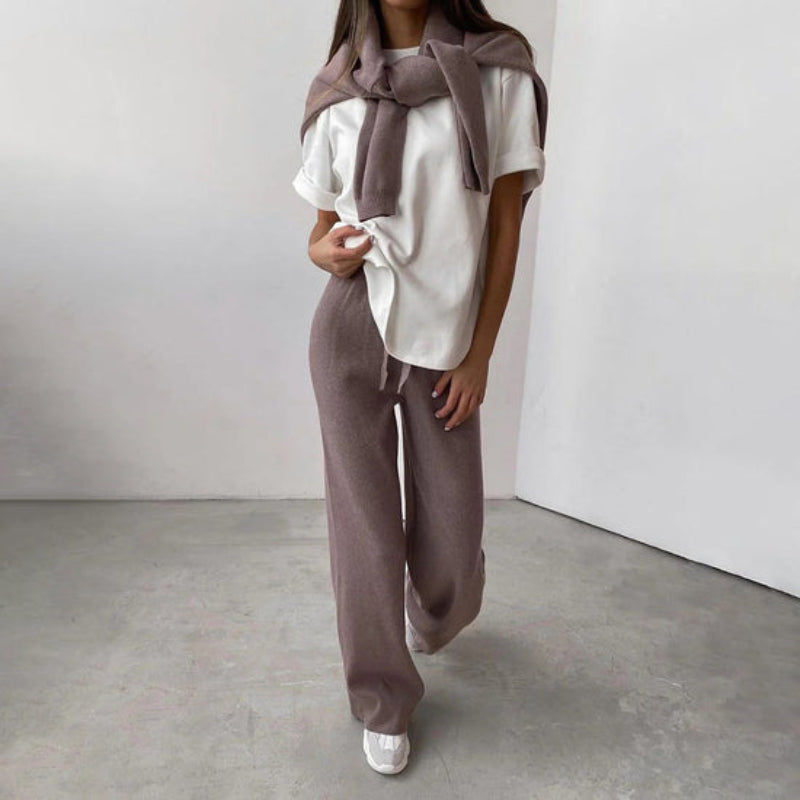 Ensemble femme en tricot avec pull col roulé pour la fin de l’été et l’automne