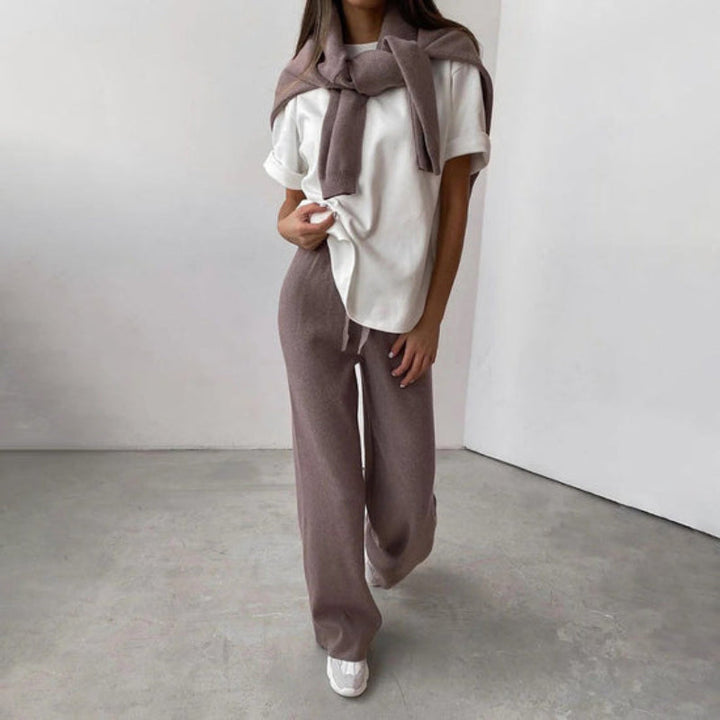 Ensemble femme en tricot avec pull col roulé pour la fin de l’été et l’automne