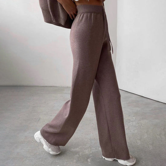 Ensemble femme en tricot avec pull col roulé pour la fin de l’été et l’automne
