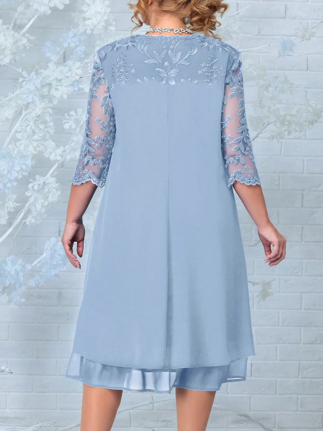 Talina | Élégante robe de chambre de soirée midi grande taille avec détails brodés et manches en tulle - Accent en dentelle florale
