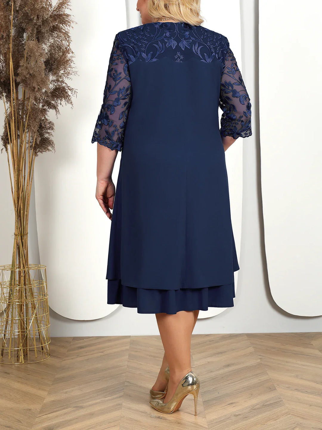Talina | Élégante robe de chambre de soirée midi grande taille avec détails brodés et manches en tulle - Accent en dentelle florale