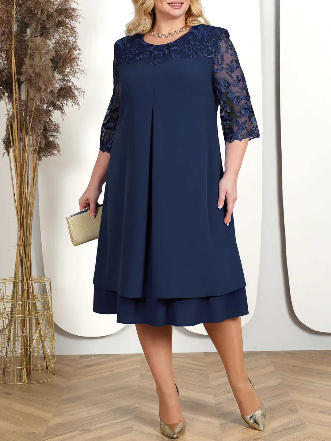 Talina | Élégante robe de chambre de soirée midi grande taille avec détails brodés et manches en tulle - Accent en dentelle florale
