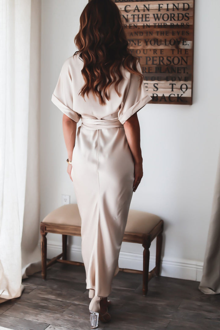 Élégante et magnifique dressing gown de chambre maxi portefeuille pour un look raffiné.