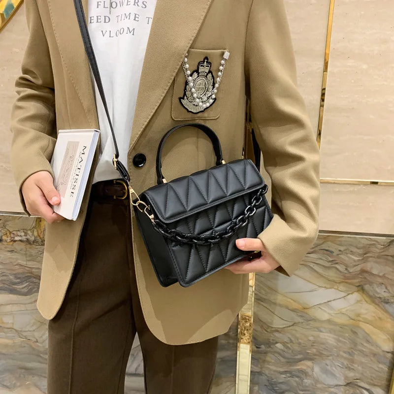 Nova - Medium-sized women's handbag, sophisticated with an elegant pattern