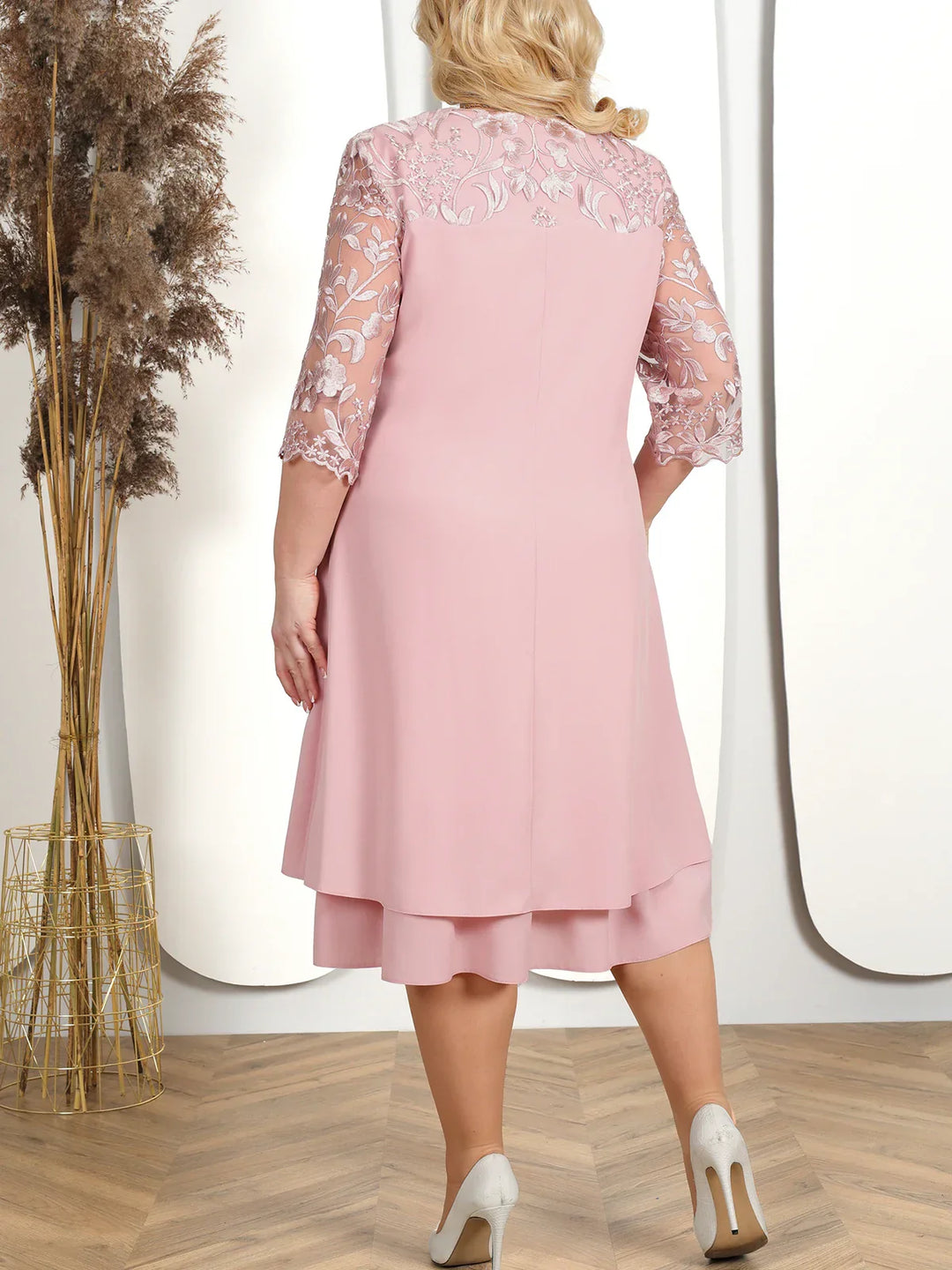 Talina | Élégante robe de chambre de soirée midi grande taille avec détails brodés et manches en tulle - Accent en dentelle florale