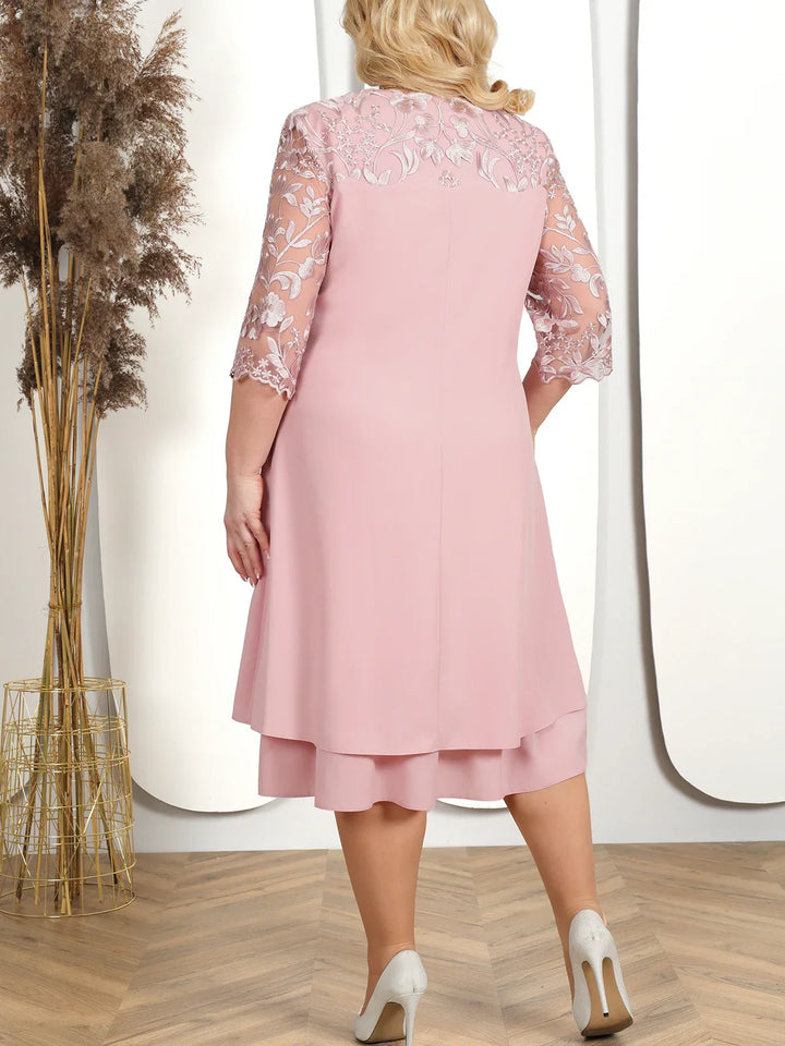 Talina | Élégante robe de chambre de soirée midi grande taille avec détails brodés et manches en tulle - Accent en dentelle florale