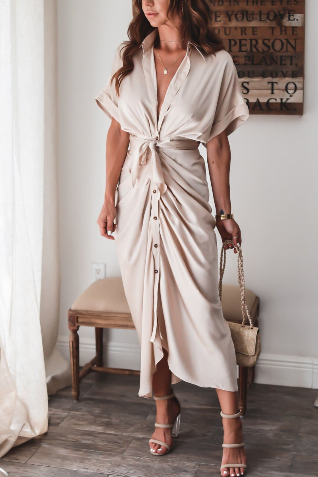Élégante et magnifique dressing gown de chambre maxi portefeuille pour un look raffiné.