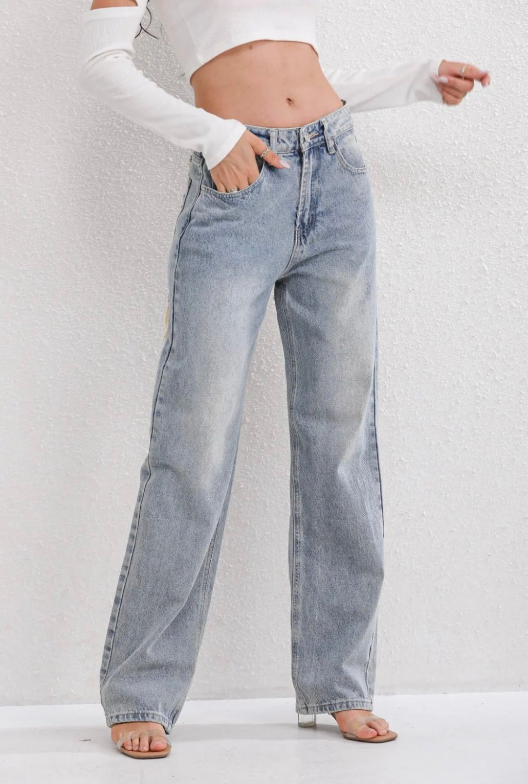 Jean vintage déchiré stylé avec un design patchwork unique