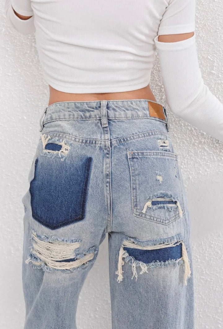 Jean vintage déchiré stylé avec un design patchwork unique