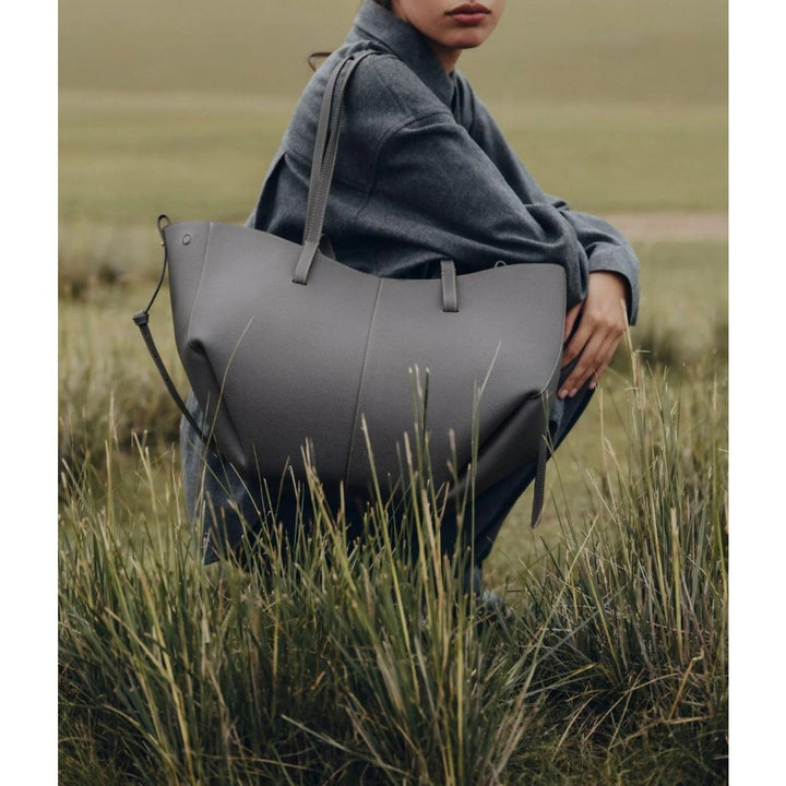 Spacious women's leather tote bag for laptop, ideal for autumn and work