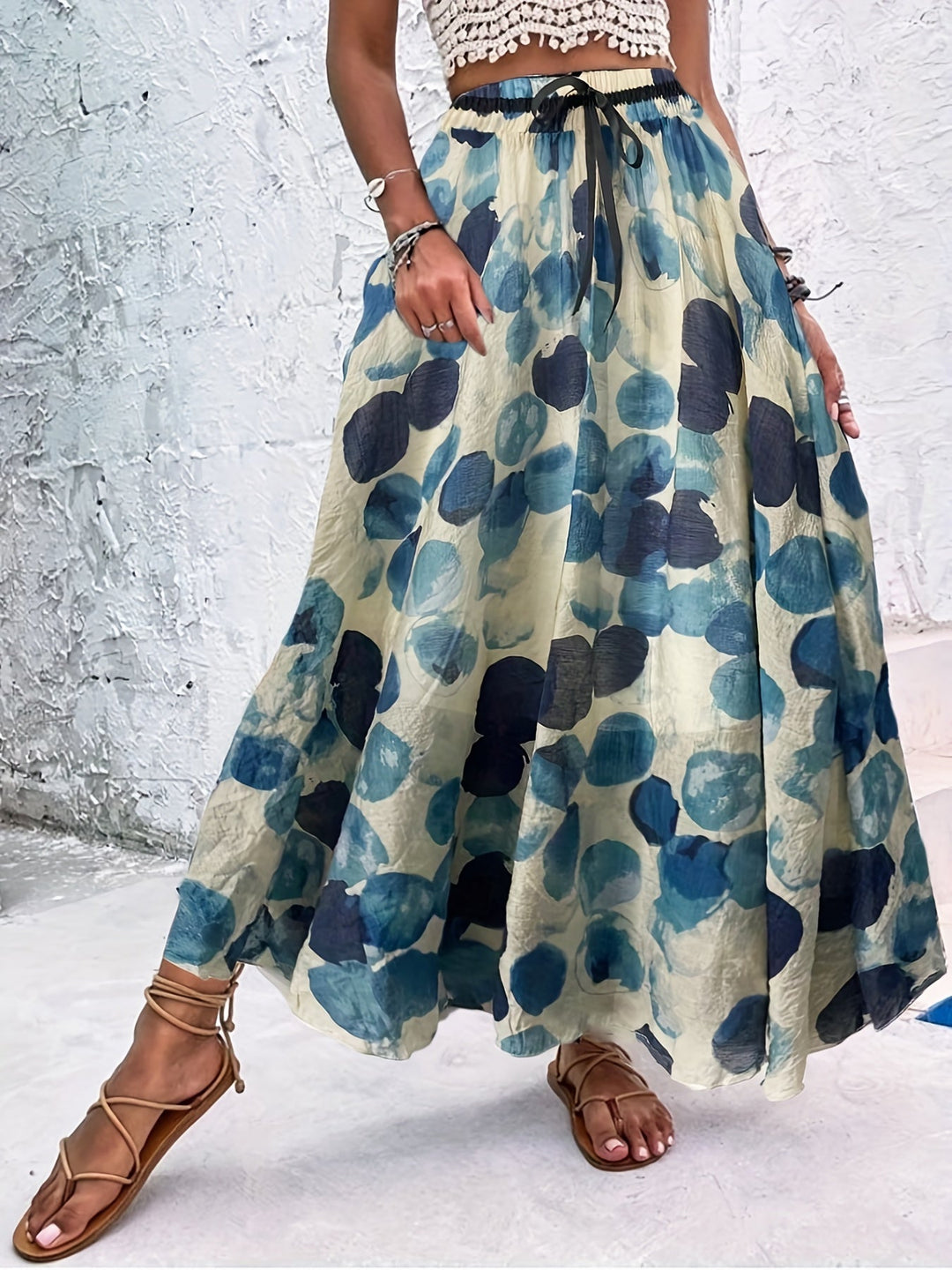 Summer maxi dressing gown with striking polka dots and an elegant bow for a fresh and stylish look.