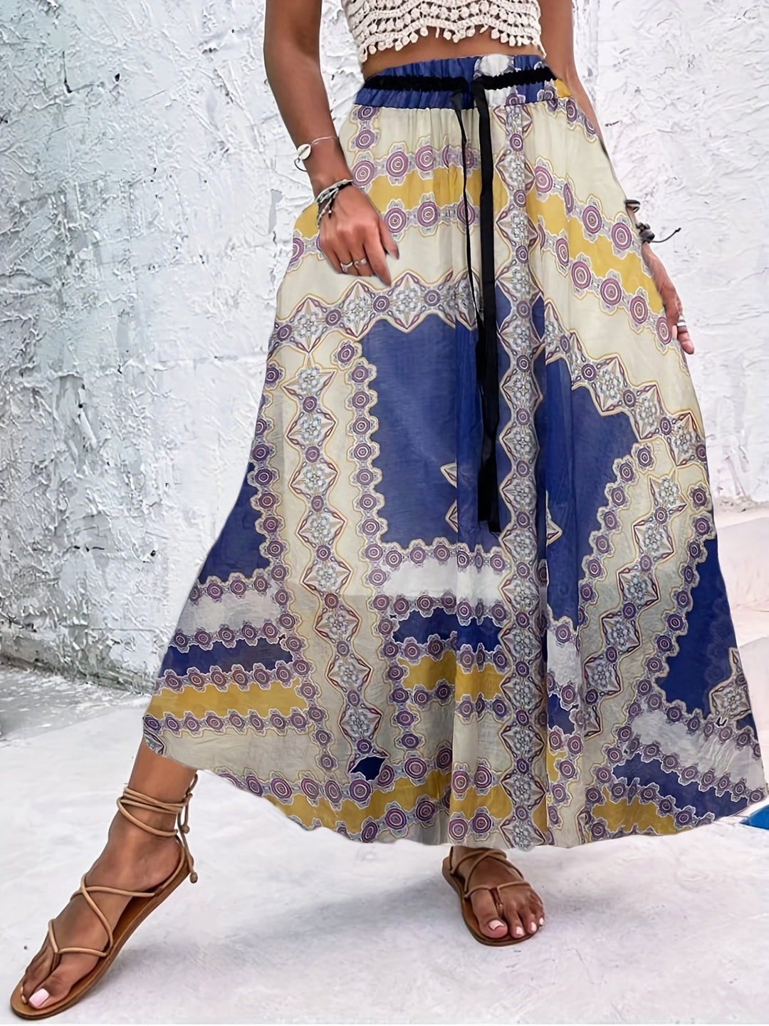 Summer maxi dressing gown with striking polka dots and an elegant bow for a fresh and stylish look.