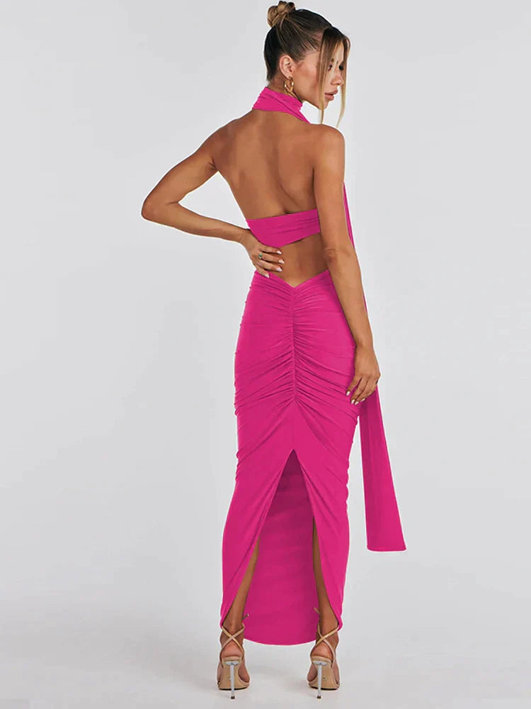 Ensemble élégant de crop top noir asymétrique et de jupe maxi pour un look sophistiqué.