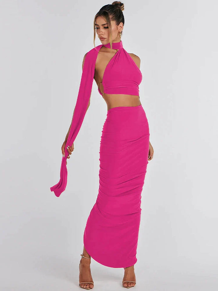 Ensemble élégant de crop top noir asymétrique et de jupe maxi pour un look sophistiqué.