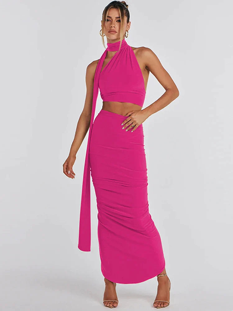 Ensemble élégant de crop top noir asymétrique et de jupe maxi pour un look sophistiqué.