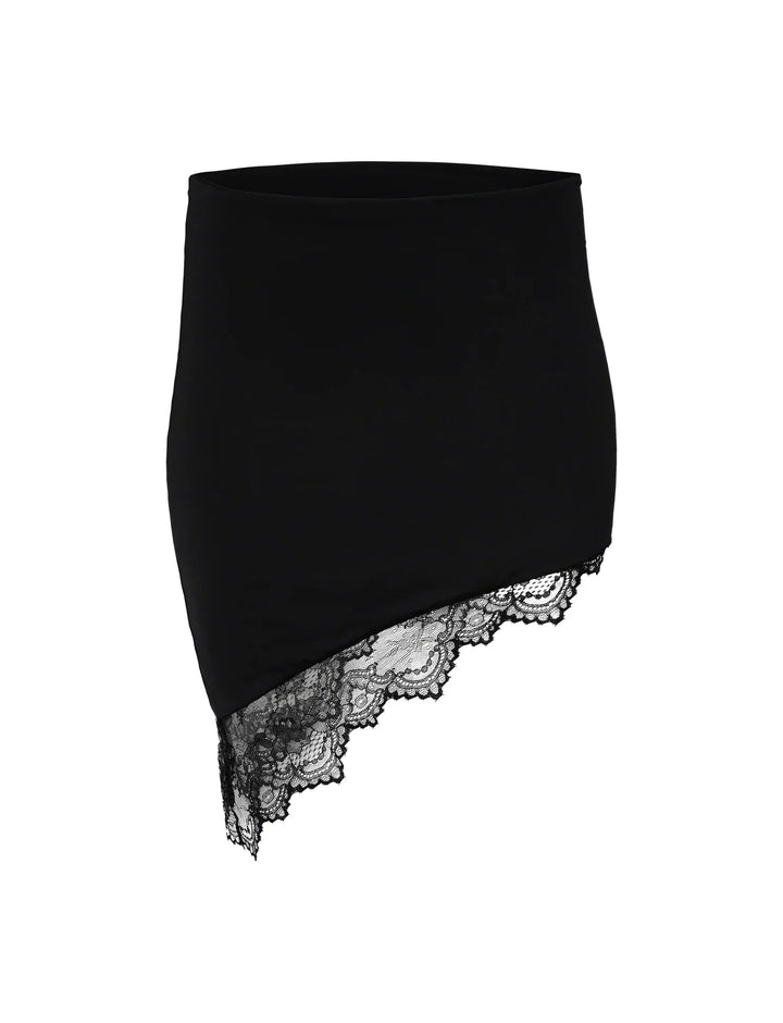 Ensemble élégant de crop top en dentelle noire et de mini-jupe pour une allure raffinée.